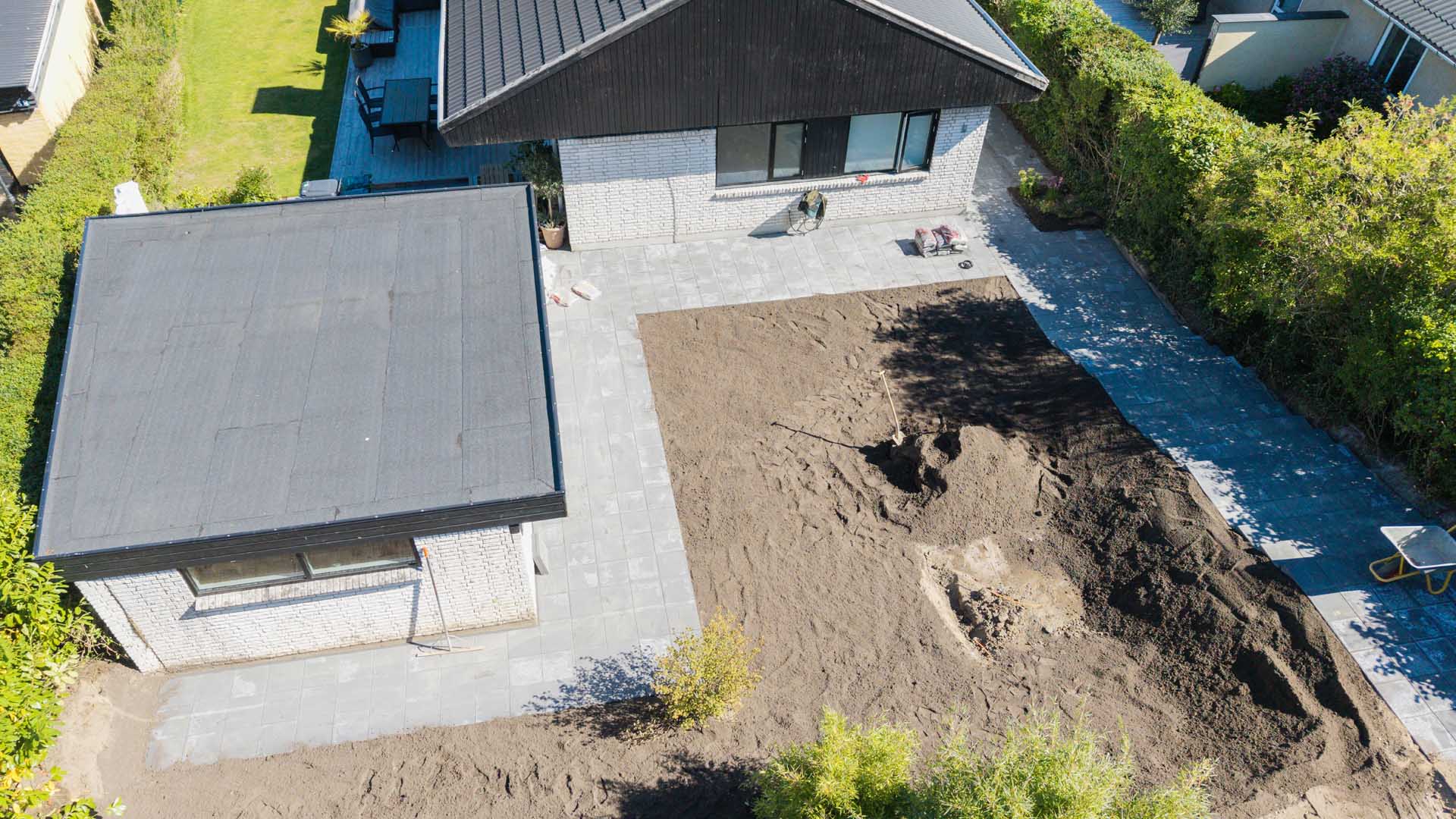 Kan arbejdet ved en ny indkørsel og anlægning af terrasse kombineres?